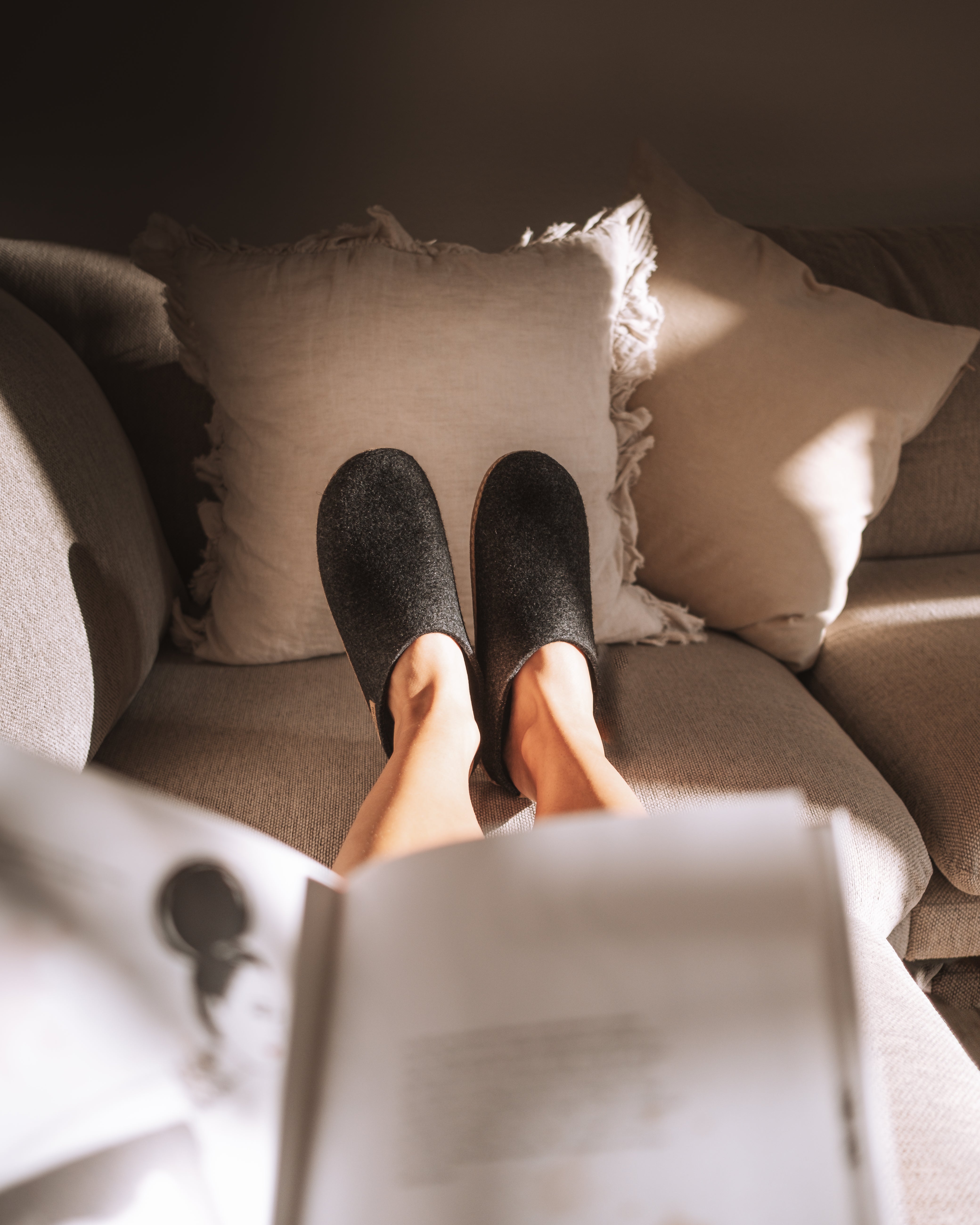 Tøffel med skindsål – Mørkegrå