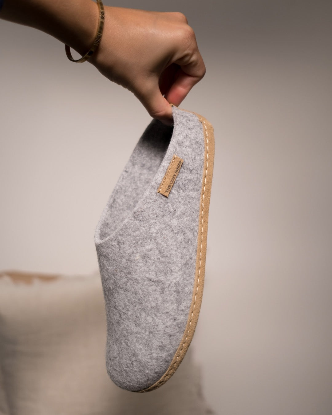 Tøffel med skindsål – Lysegrå