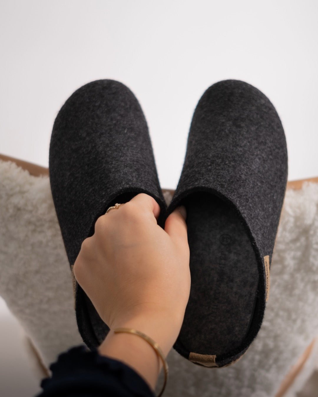 Tøffel med gummisål – Mørkegrå - The Cozy Sheep