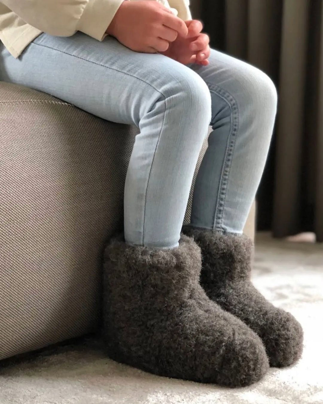 Uldhjemmesko til børn – Mørkegrå (Høj model) - The Cozy Sheep