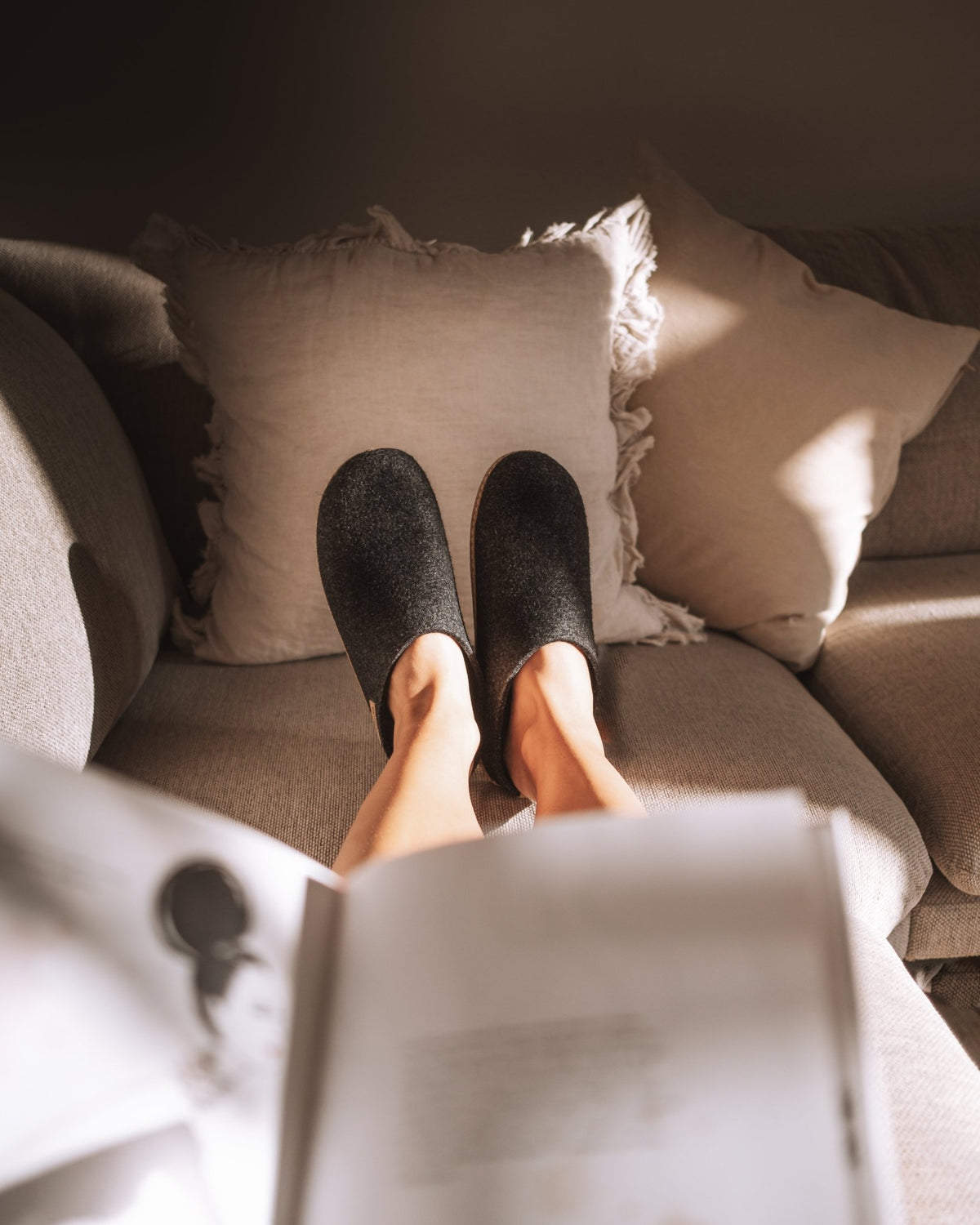 Tøffel med skindsål – Mørkegrå - The Cozy Sheep